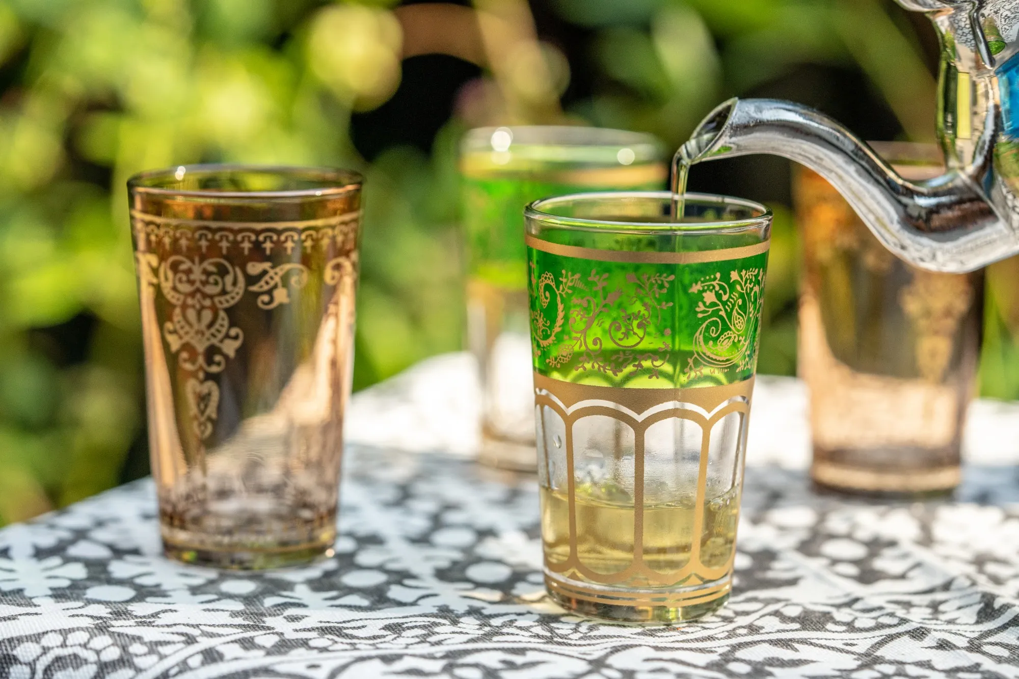 Teeglas mit Brandglasur, grün-gold, H 8,5 cm, Ø 5 cm