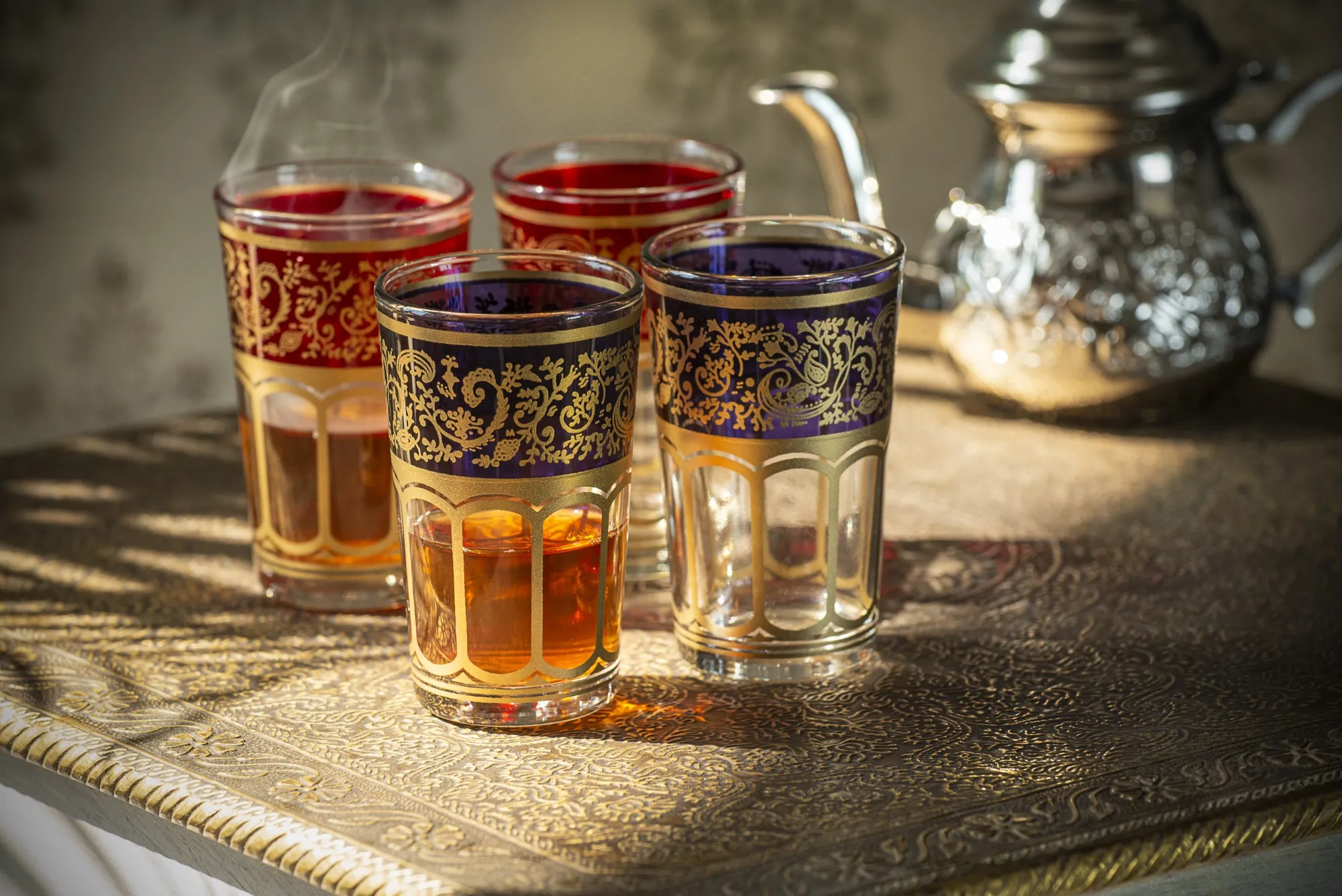 Teeglas mit Brandglasur, violett-gold, H 8,5 cm, Ø 5 cm