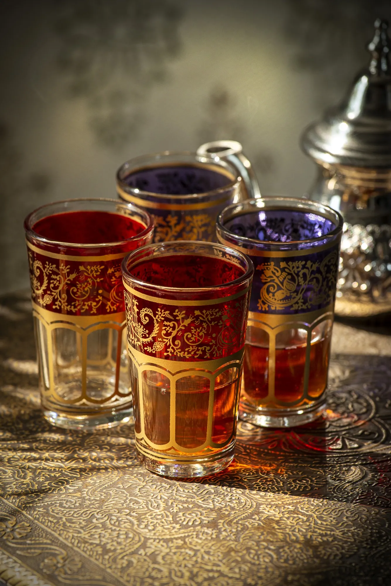 Teeglas mit Brandglasur, rot-gold, H 8,5 cm, Ø 5 cm