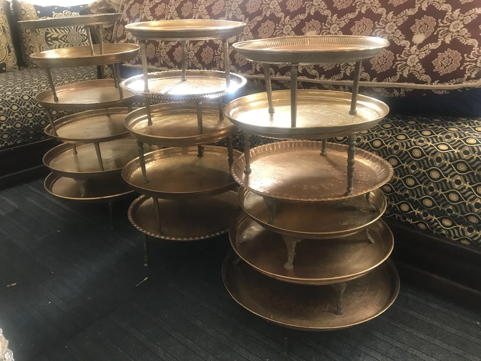 altes Messingtablett mit Füßen, Ø 50 - 60 cm