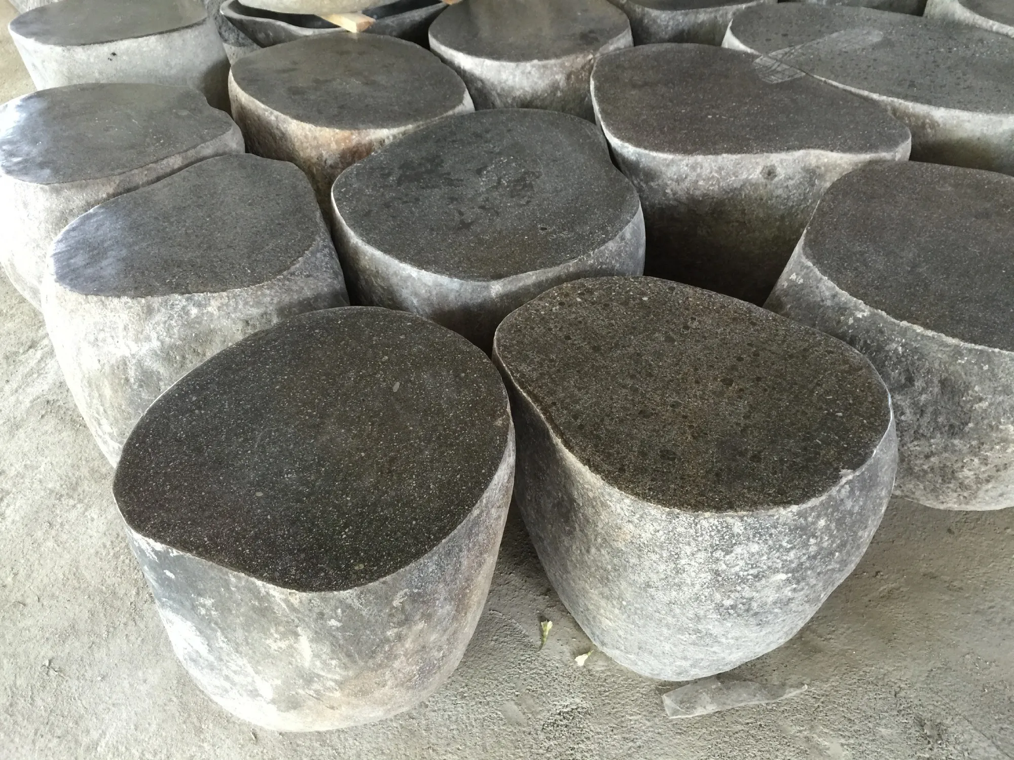 Naturstein-Sitz, H 40 cm