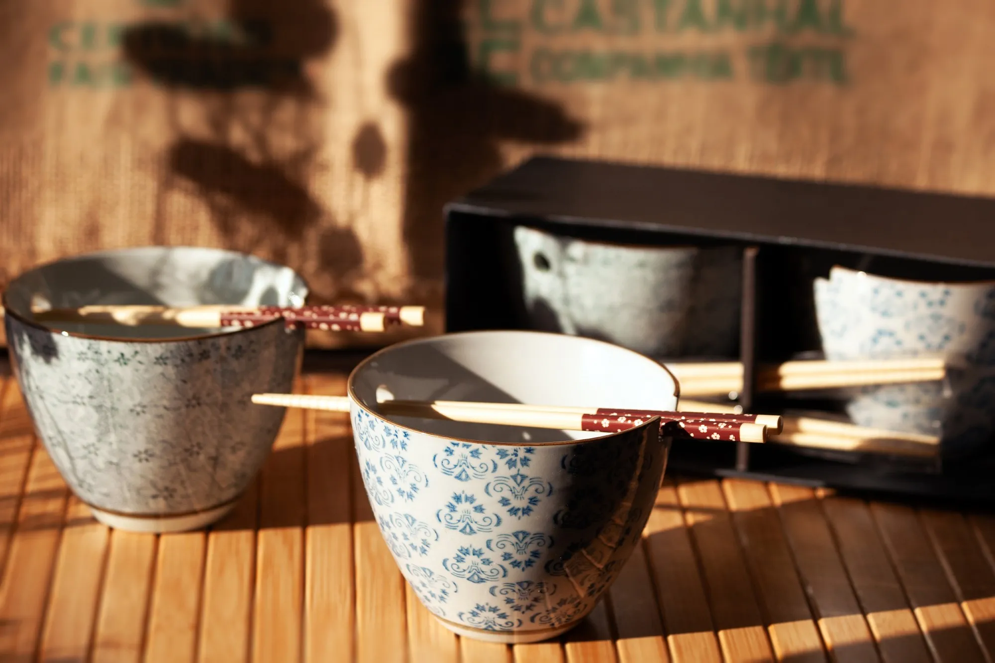 2er-Set Schalen mit Essstäbchen, in Geschenkbox, weiß, blau, Ø 14 cm, H 11 cm