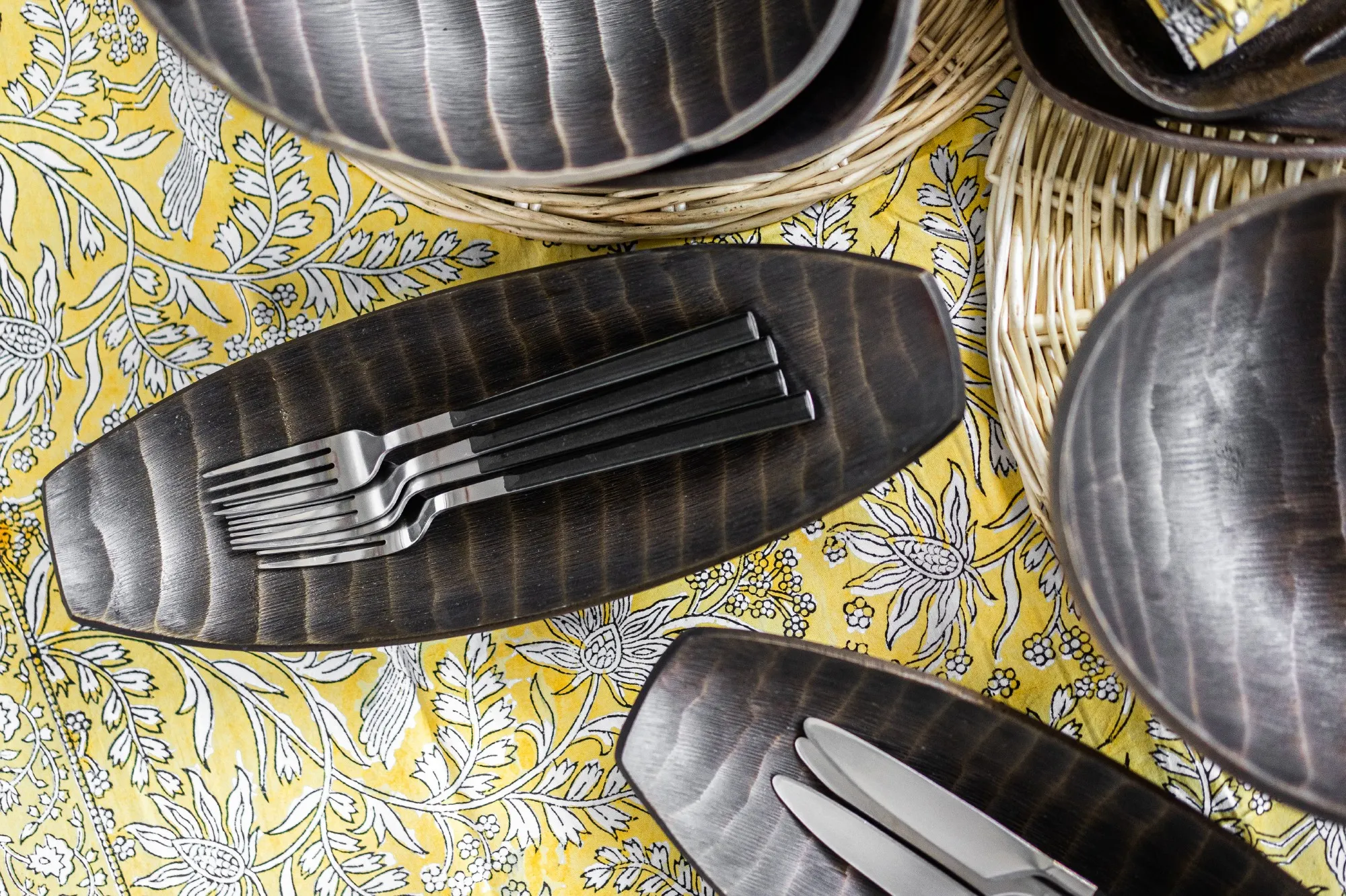 Schale 'Nalatura', messing, T 13 cm, B 33 cm, H 7 cm