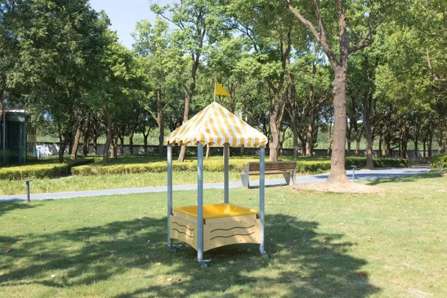 Wisdom Mobiler Matschtisch mit Spitzdach