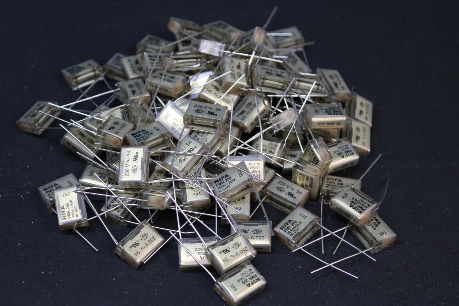 RIFA PMR209MB5470M100R30 Entstör-Kondensator radial bedrahtet 90 STÜCK