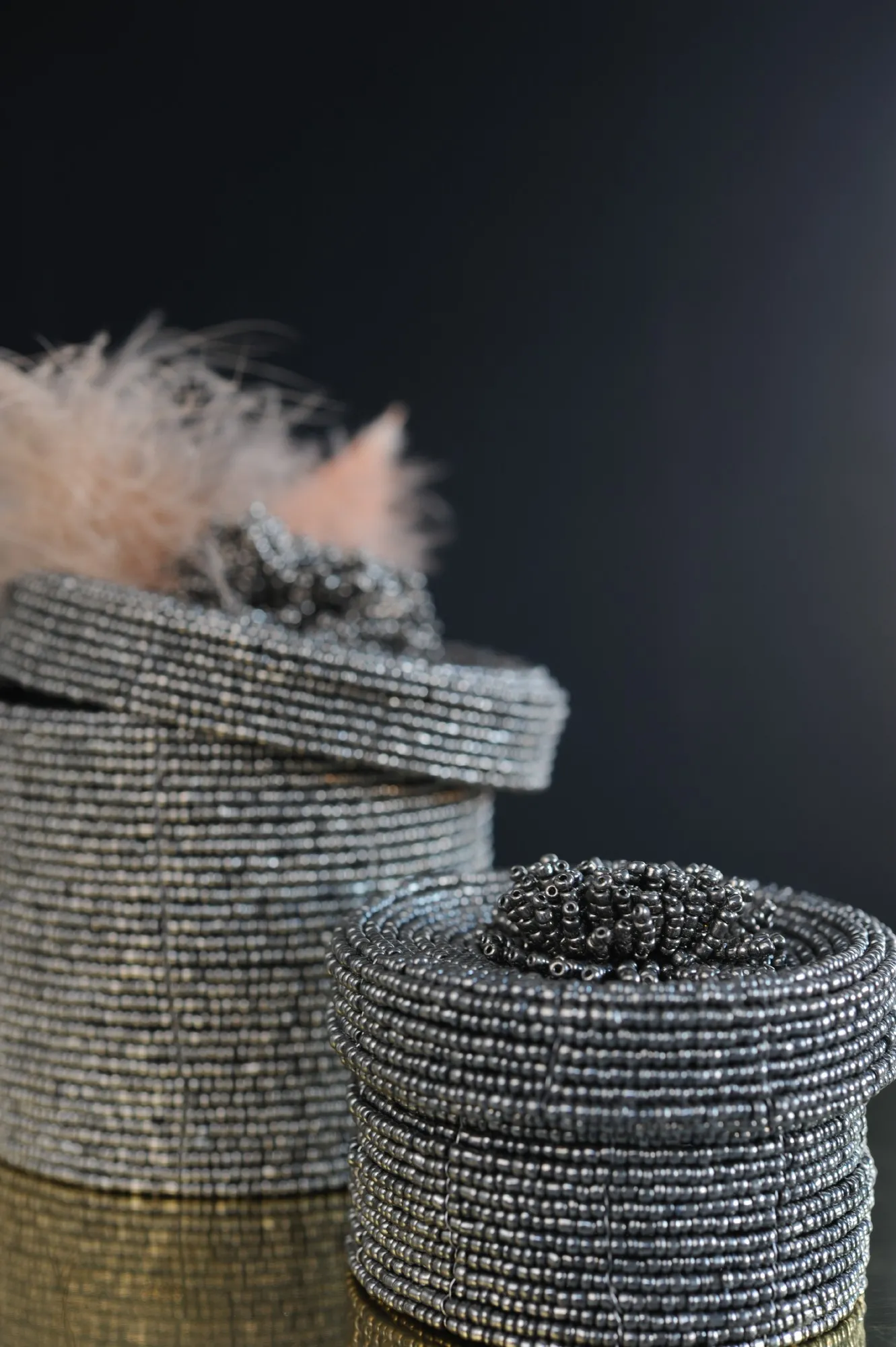 Deckelbehälter aus Glasperlen S, schwarz, weiß, T 8 cm, B 8 cm, H 7 cm