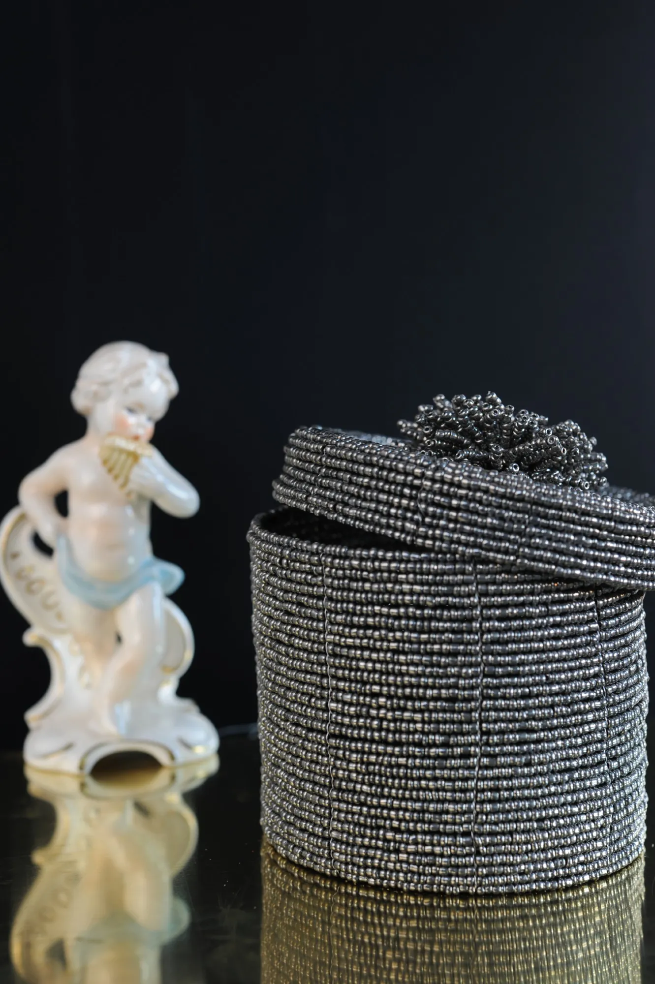 Deckelbehälter aus Glasperlen M, schwarz, weiß, T 10 cm, B 10 cm, H 10 cm