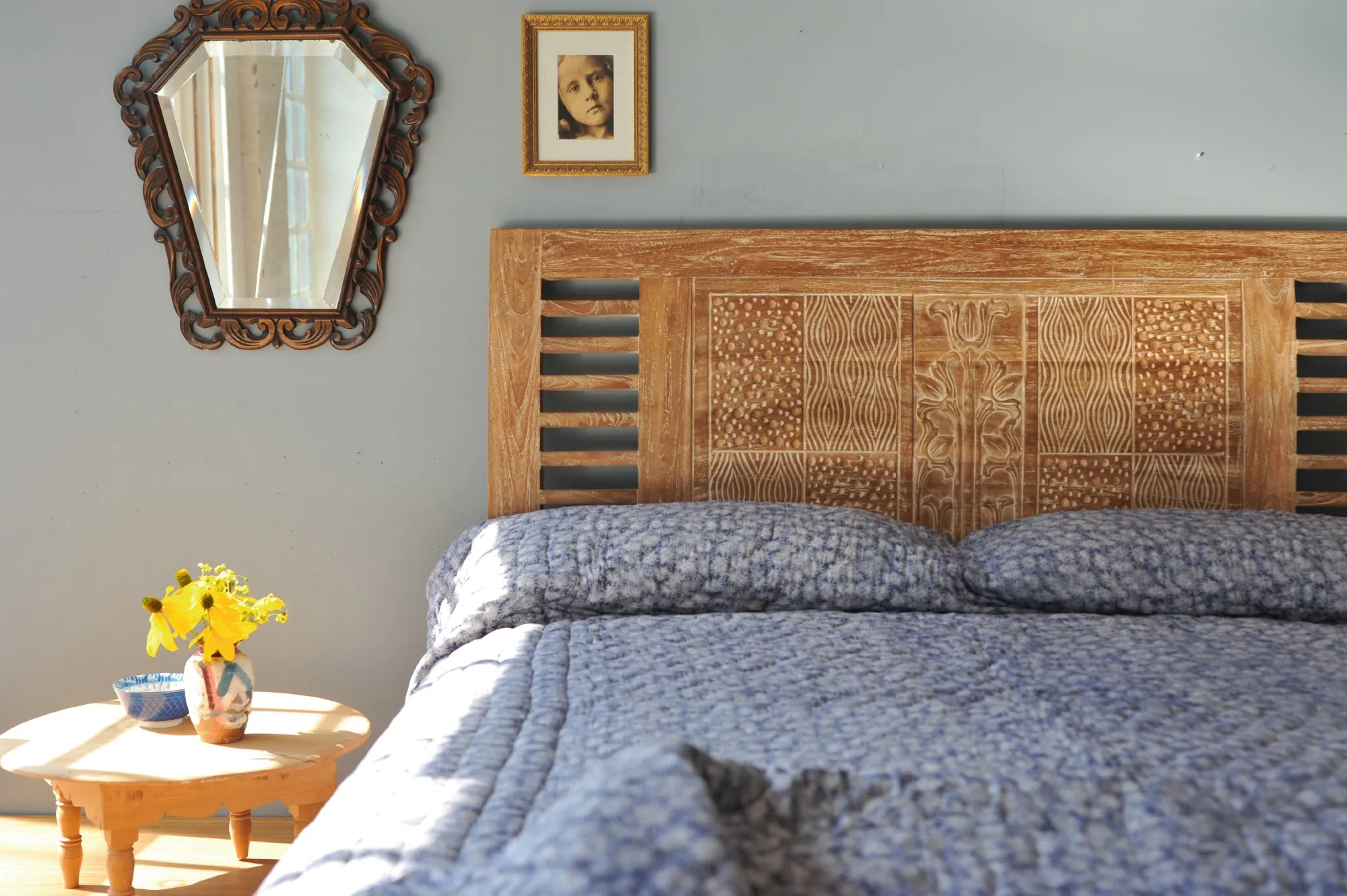 Bett 'Iris' aus massivem Teak, natur-gekälkt, T 200 cm, B 180 cm, H 110 cm