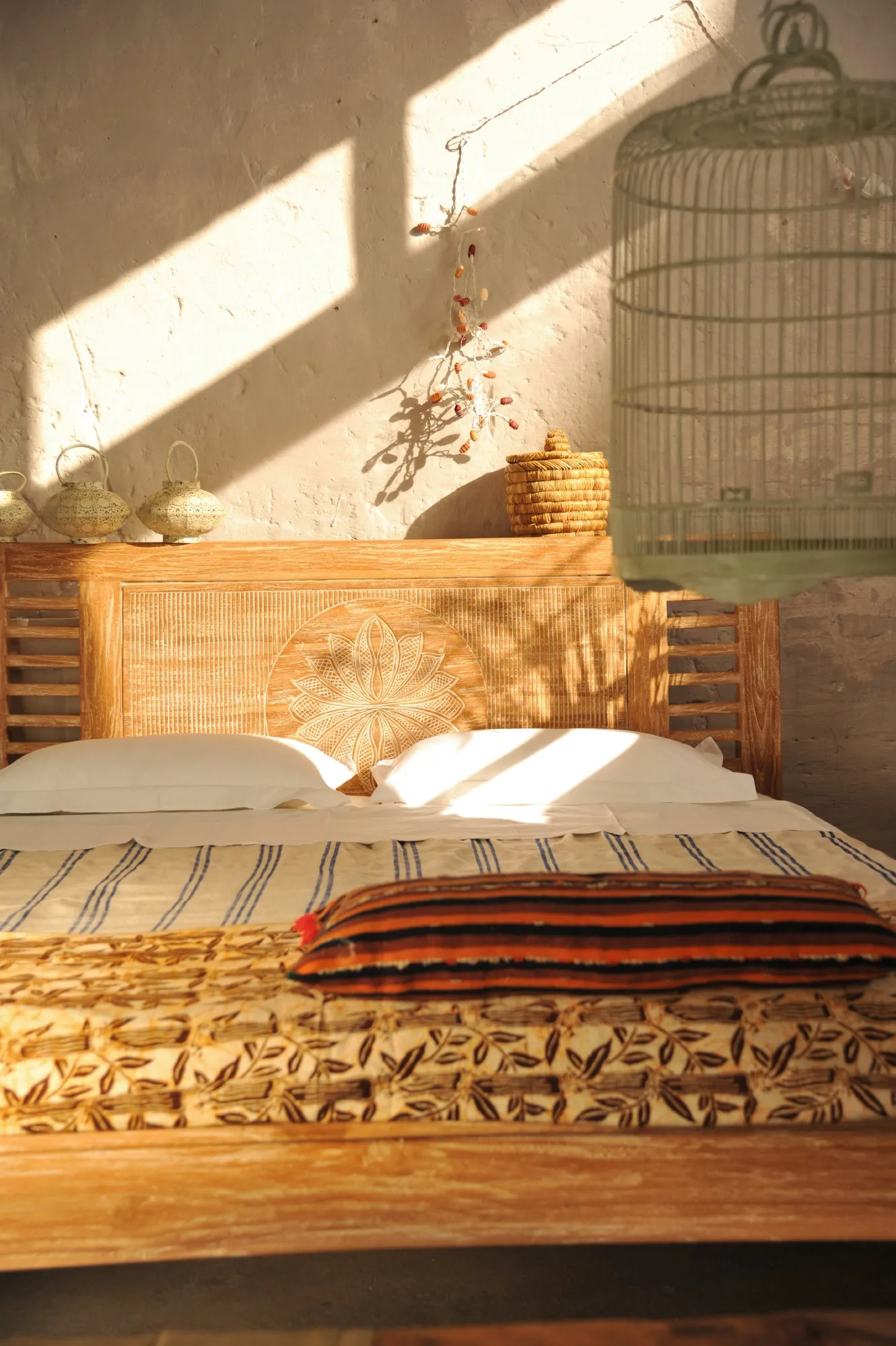 Bett 'Flower' aus massivem Teakholz, braun, B 160 cm, L 200 cm, H 110 cm