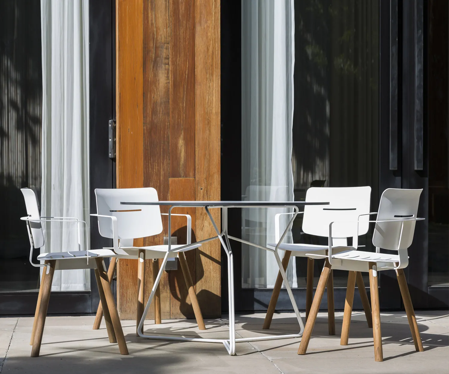 Oasiq Coco Design Stuhl Stahl Aluminium mit Armlehnen Teak