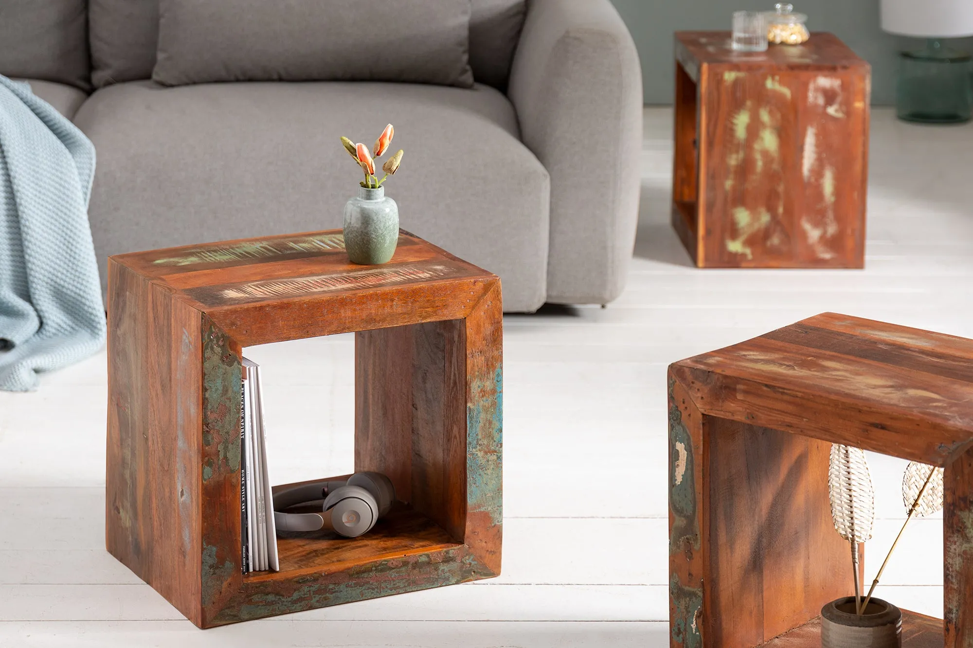 JAKARTA Massiver Beistelltisch 45cm bunt Cube aus recyceltem Holz Regal