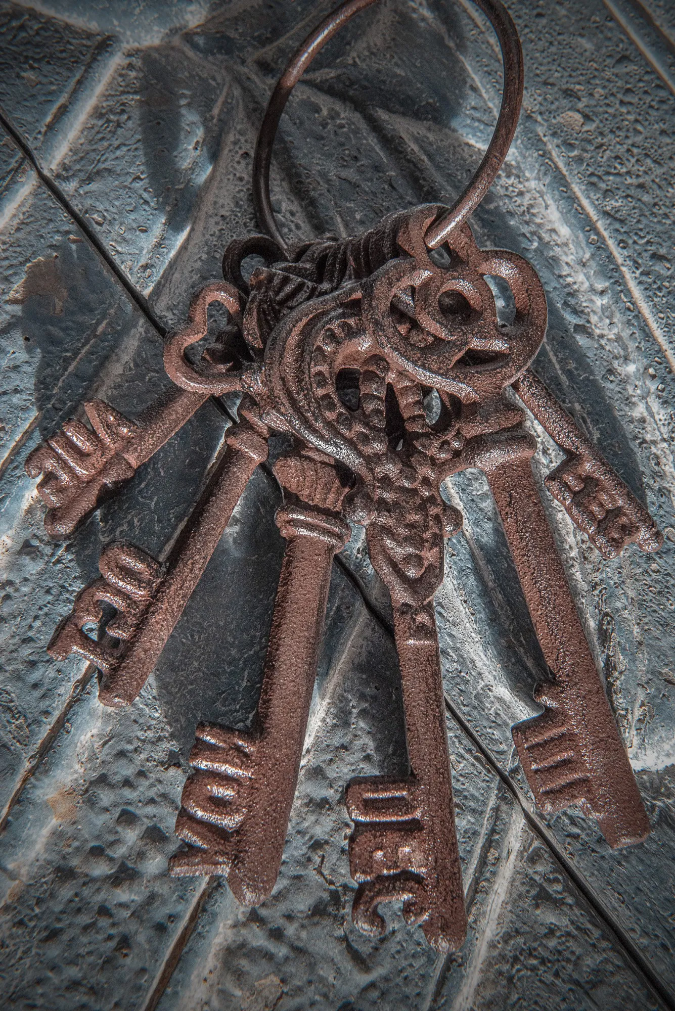 Schlüsselbund aus Gusseisen, H 229 cm, B 6,5 cm, L 6,5 cm