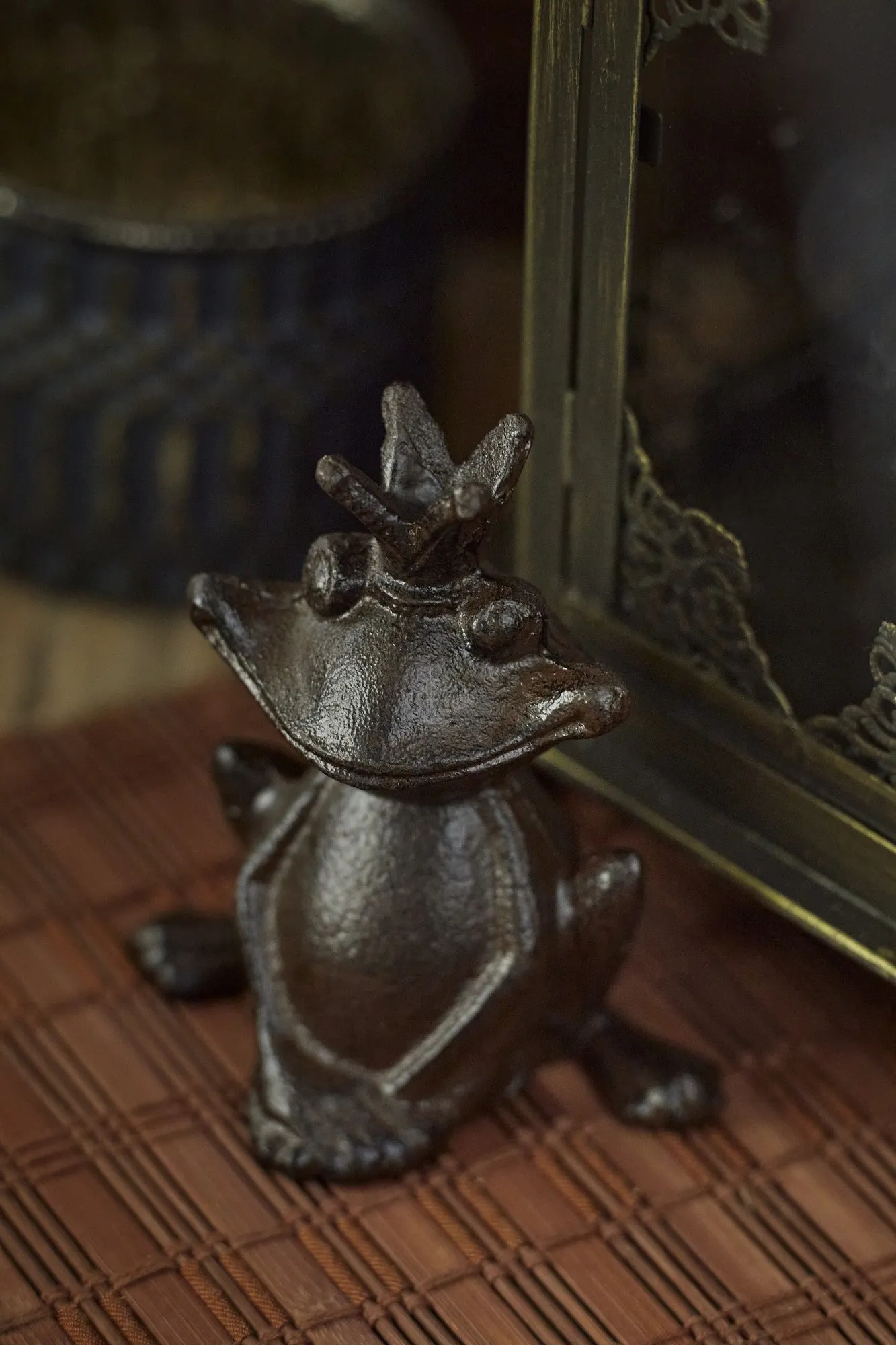 Figur 'Froschkönig' aus Gusseisen, H 12 cm, B 11 cm, L 7,5 cm