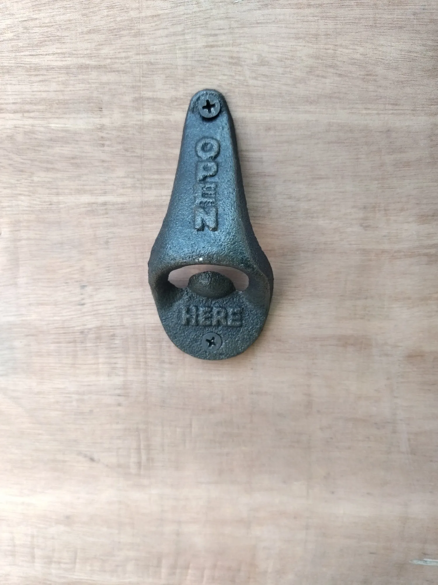 Flaschenöffner 'Open Here' aus Gusseisen, H 10,2 cm, B 4,8 cm, L 3,5 cm
