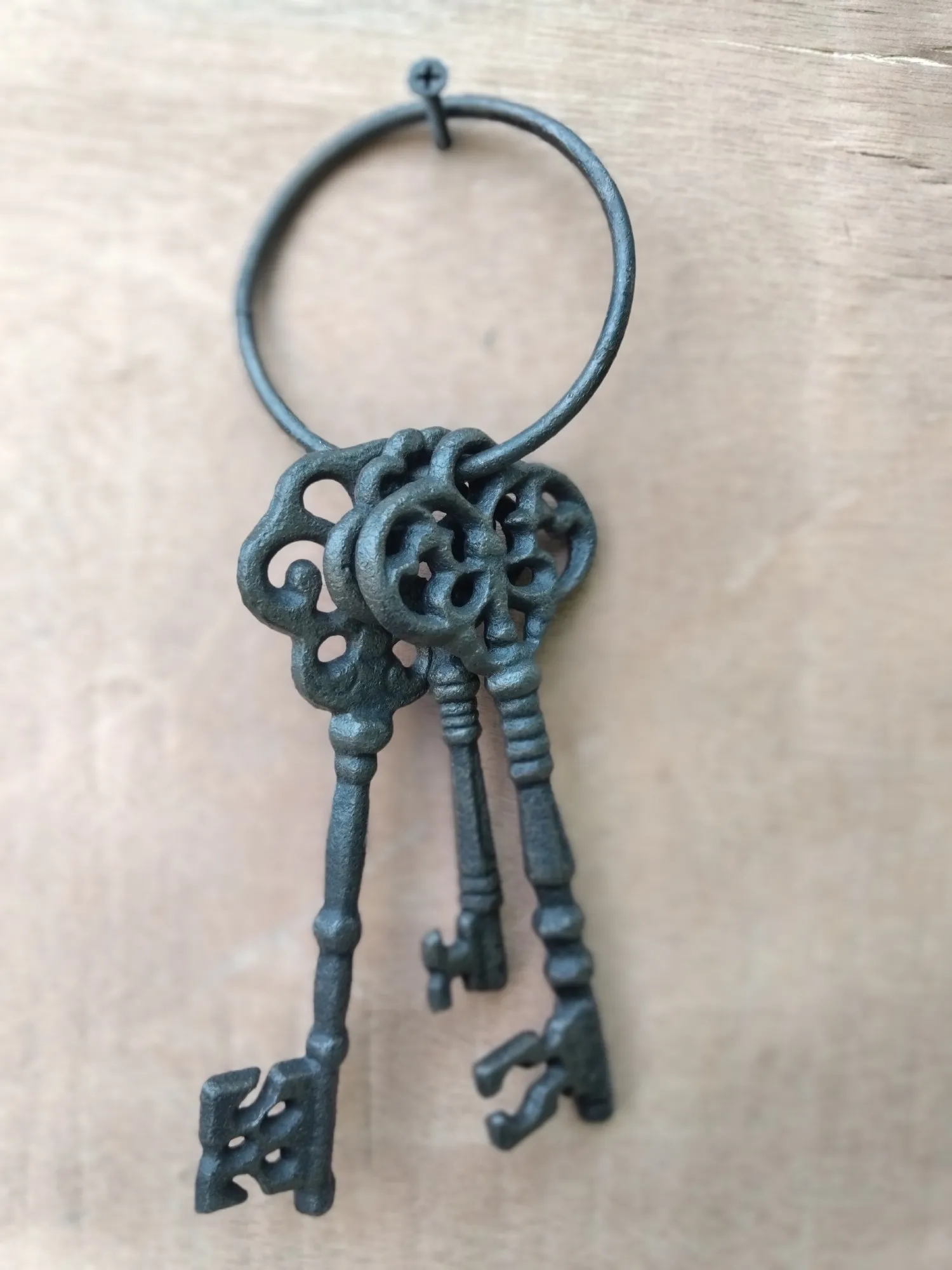 Schlüsselbund aus Gusseisen, B 7 cm, L 6 cm, H 22 cm