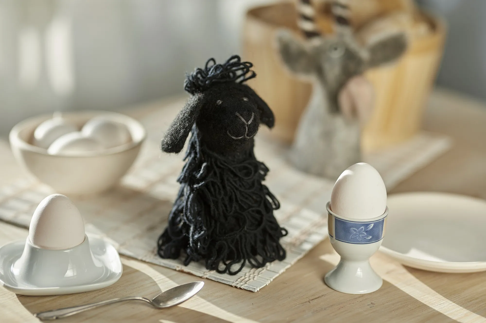 Eierwärmer 'schwarzes Schaf' aus Filz, H 12 cm, Ø 8 cm