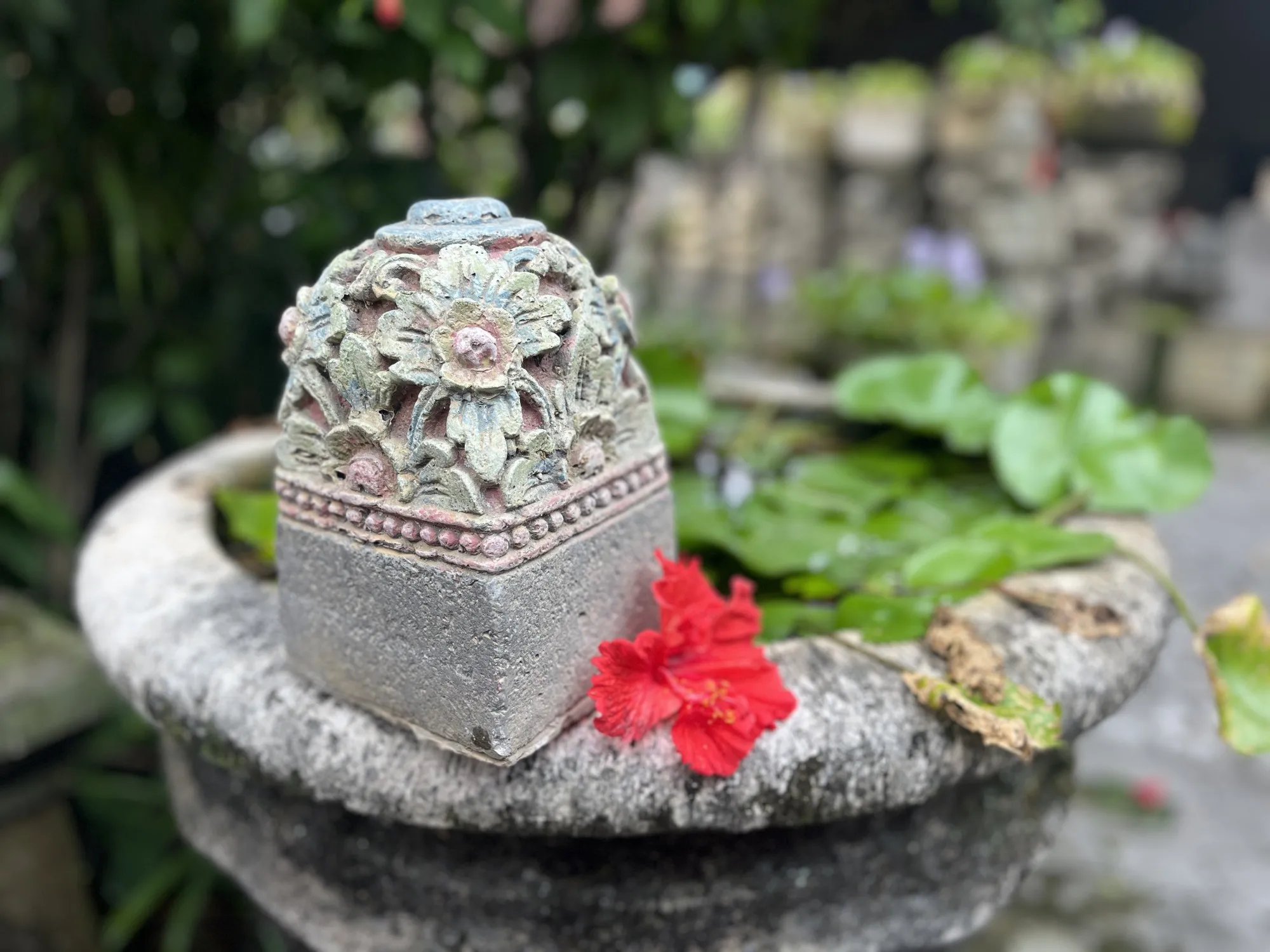 Standfuß für Bali-Fahnen mini aus Zement, multicolor, B 14 cm, T 14 cm, H 23 cm