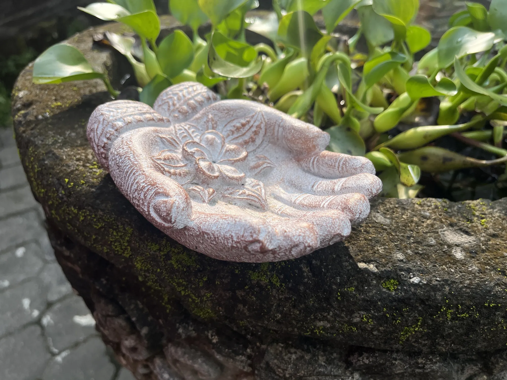 Räucherstäbchenhalter 'Lotus' weiß-rosa, aus Zement, B 15 cm, T 12 cm, H 4 cm