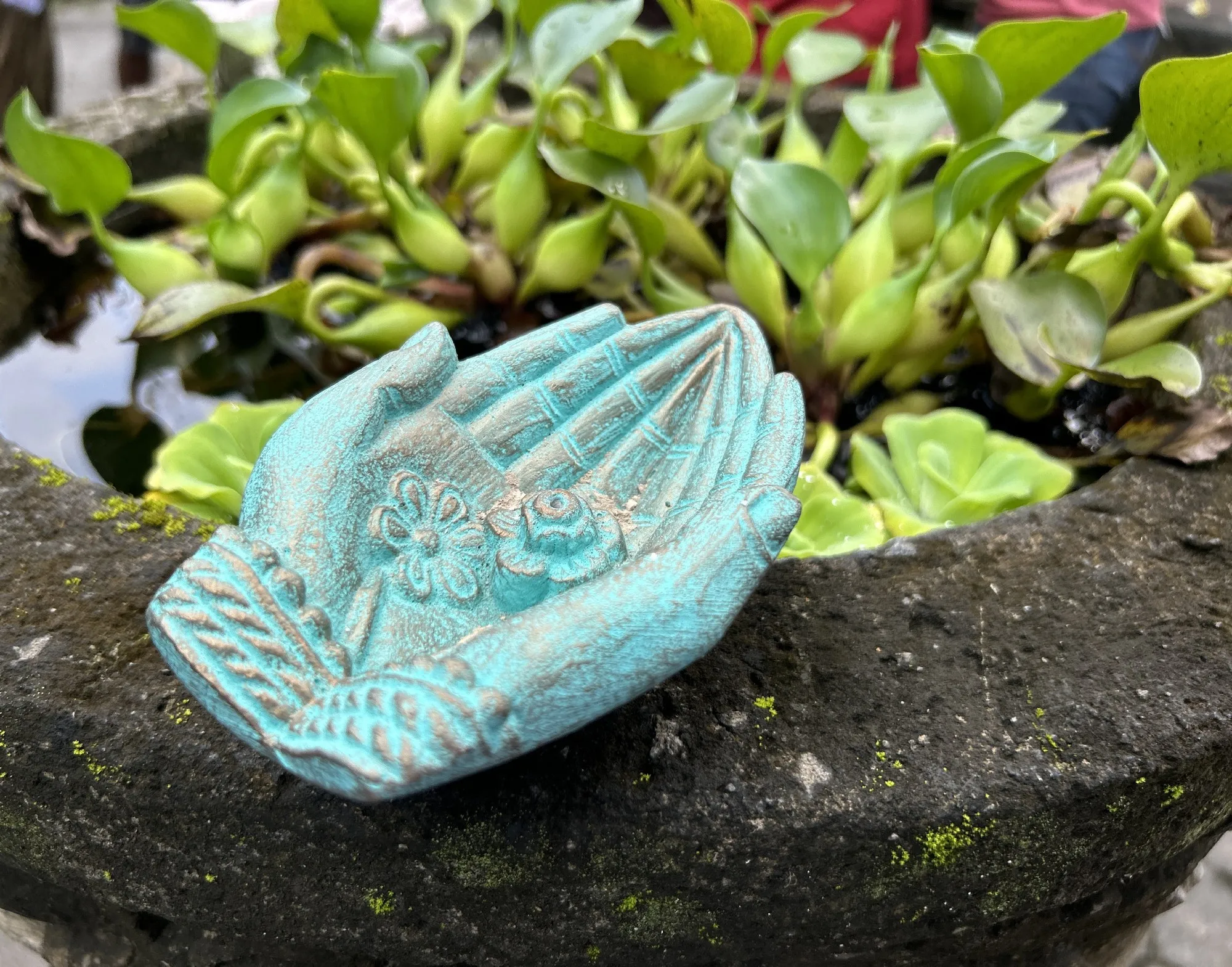 Räucherstäbchenhalter 'Hands' türkis-grau, aus Zement, B 14 cm, T 10 cm, H 5 cm