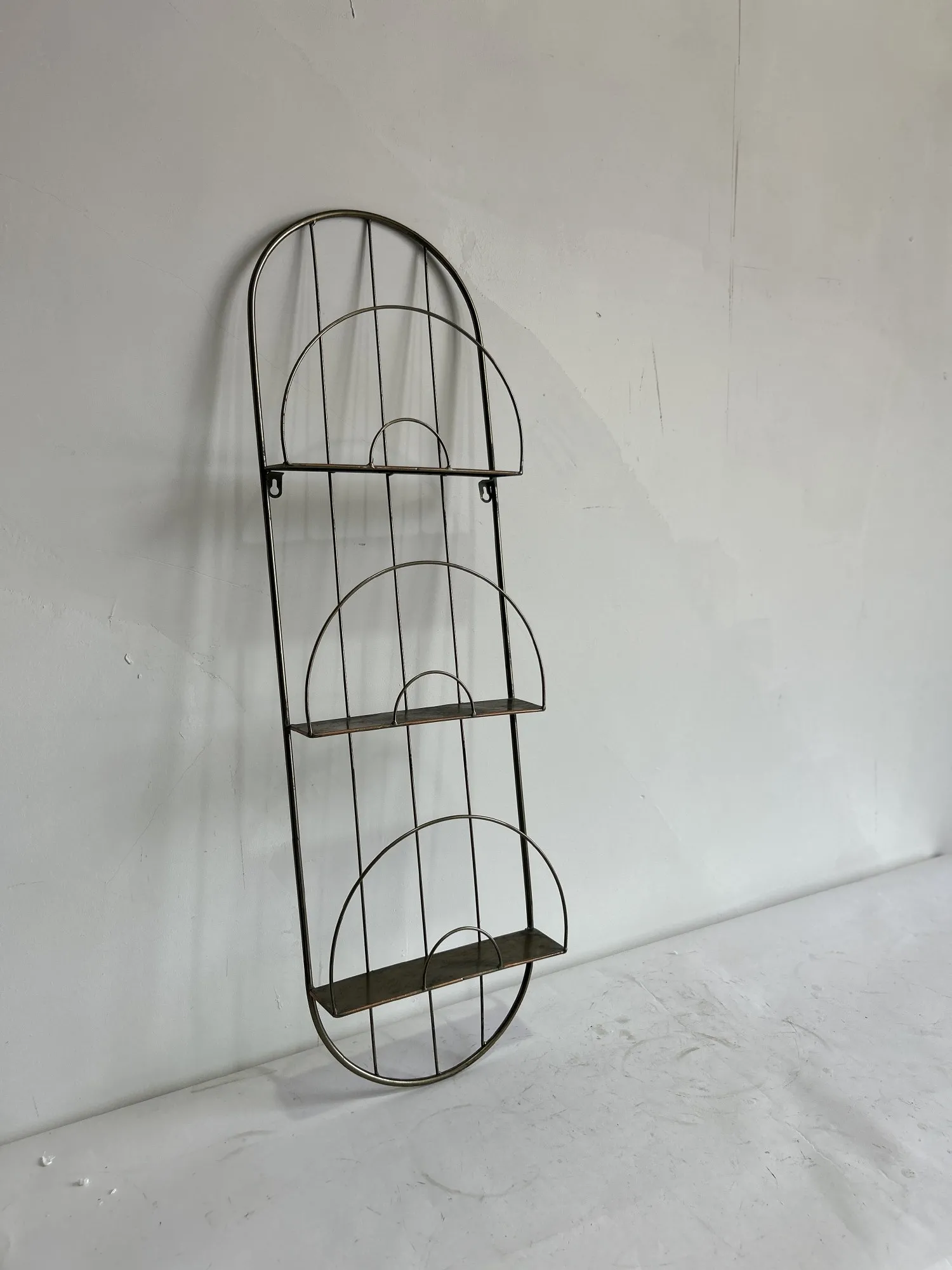 Zeitschriftenhalter 'Pivot' aus Metall, antik bronze, B 30 cm, L 10 cm, H 100 cm