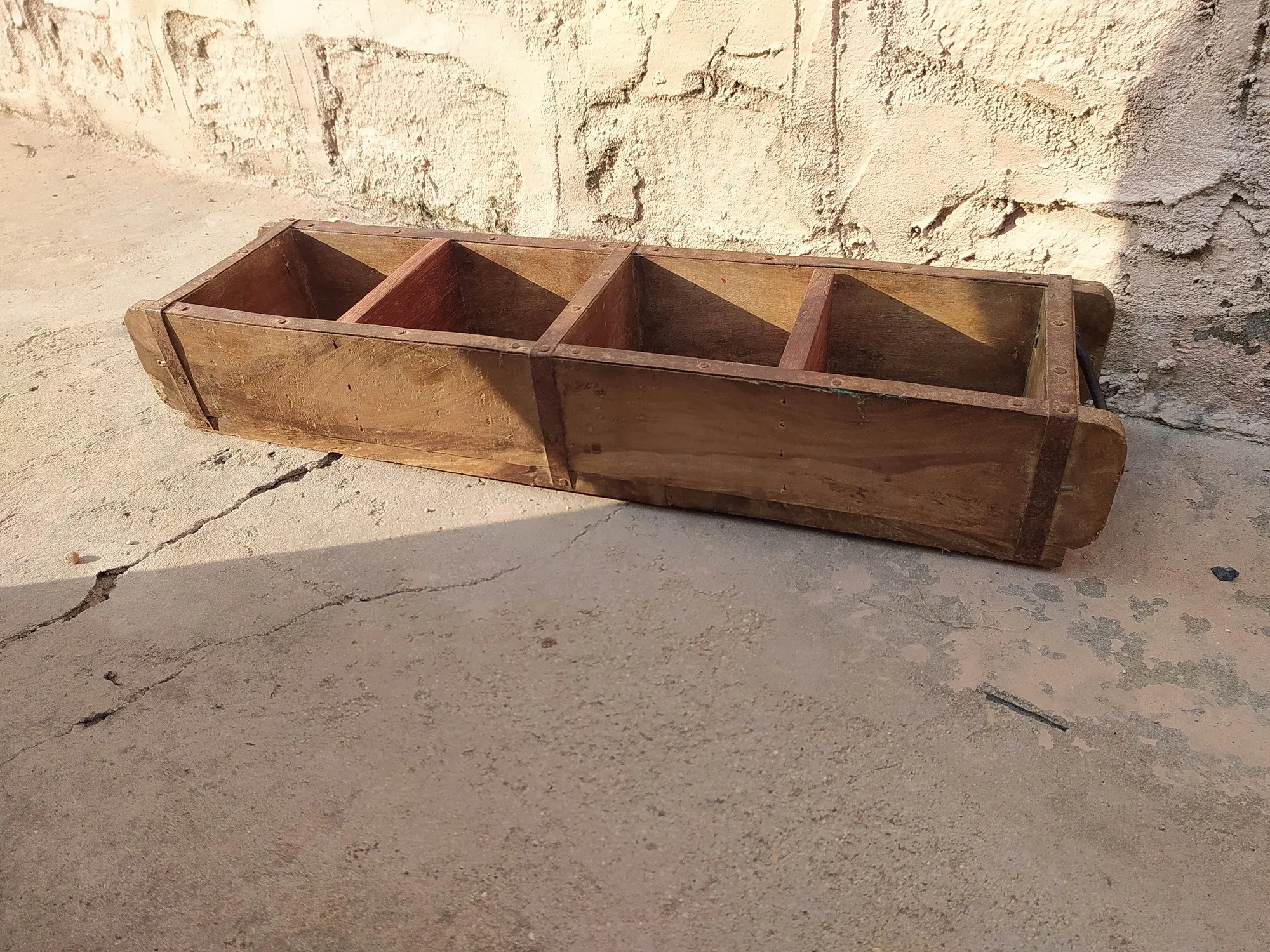 Alte Backsteinform mit 4 Fächern, als Sortierkasten oder Regal, B 30 cm, H 9 cm, T 14 cm