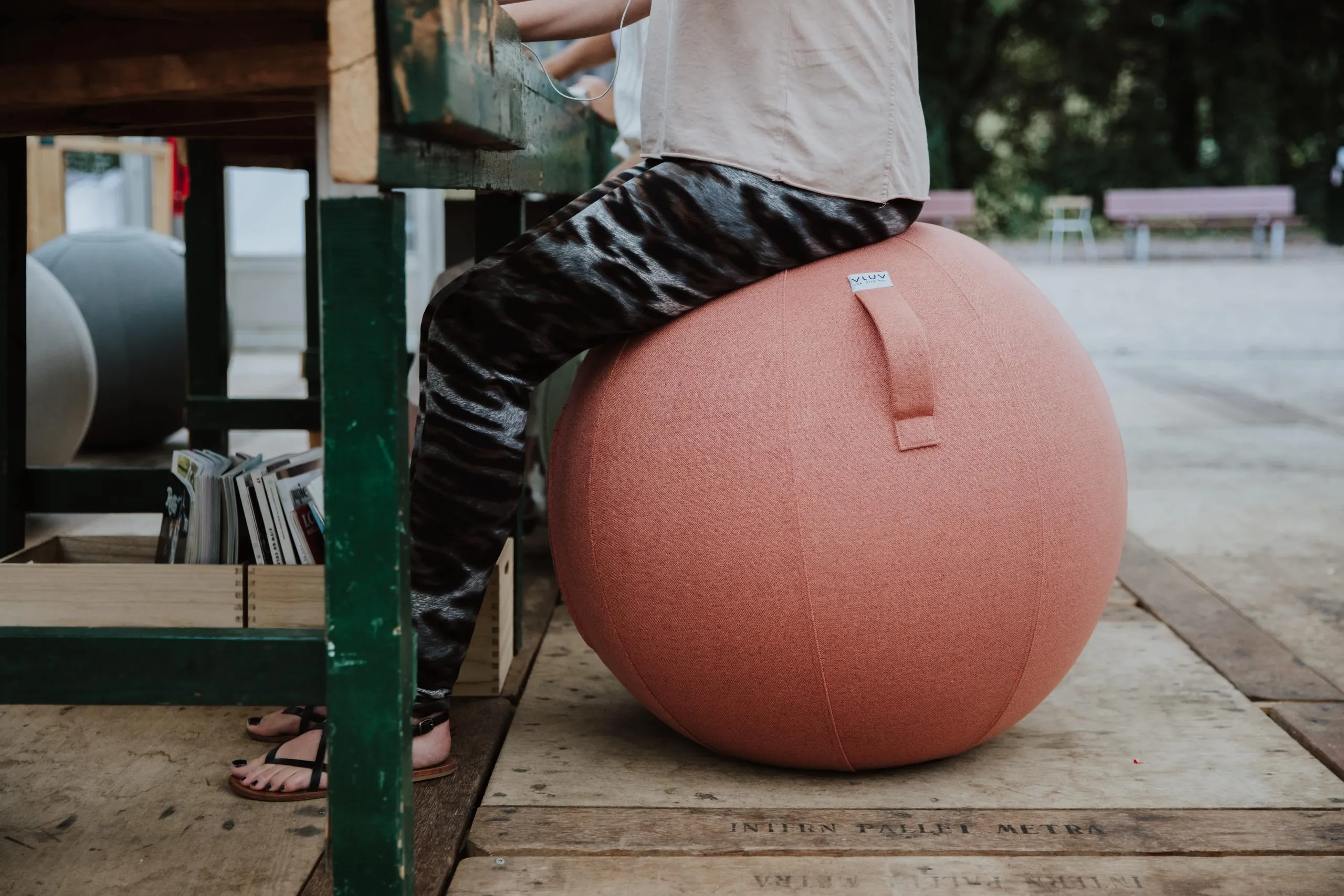 VLUV aufblasbarer Sitzball “BOL SOVA” mit Stoffbezug